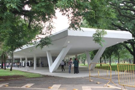 Imagem colorida mostra a marquise do Parque Ibirapuera, na zona sul de São Paulo - Metrópoles