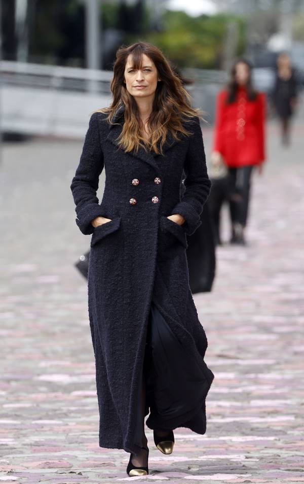 Caroline de Maigret na passarela da Chanel. Ela usa sobretudo azul - Metrópoles