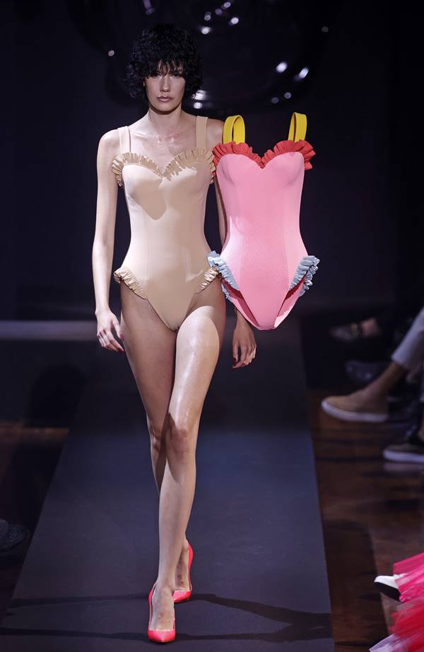 Na passarela, modelo usa maiô nude e tem outro look, um maiô rosa, acoplado na lateral - Metrópoles