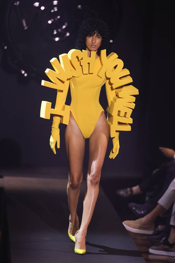 Na passarela, modelo usa maiô amarelo com escrita "I wish you well" em 3D - Metrópoles