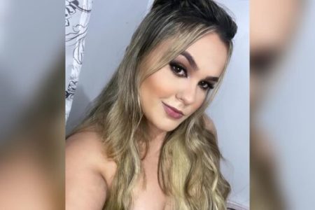 Fotografia colorida de ex-namorada de jogador de 19 anos que teve corpo encontrado equartejado