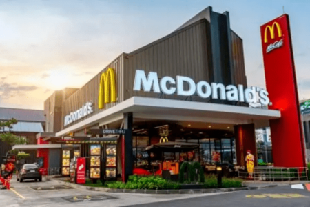 Fotografia colorida de divulgação de uma franquia do McDonald's