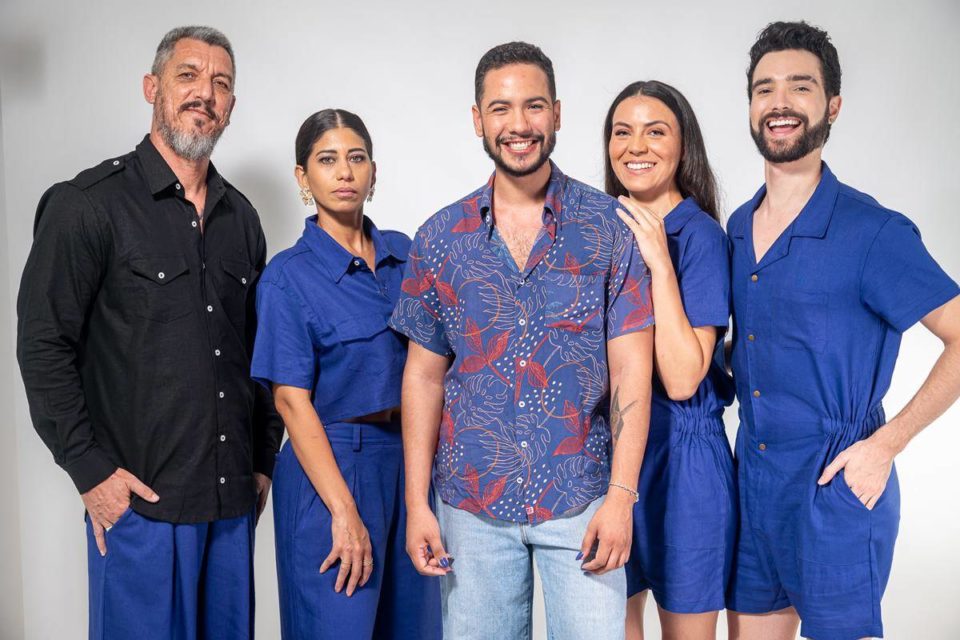 Na imagem com cor, modelos possam para as fotos da campanha de Salomão Ferretti - Metrópoles