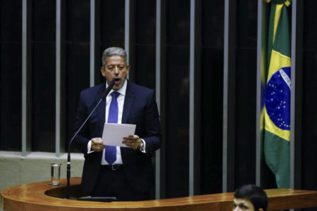 Presidente da Câmara dos Deputados, Arthur Lira (PP-AL), deixa a mesa e discursa na tribuna