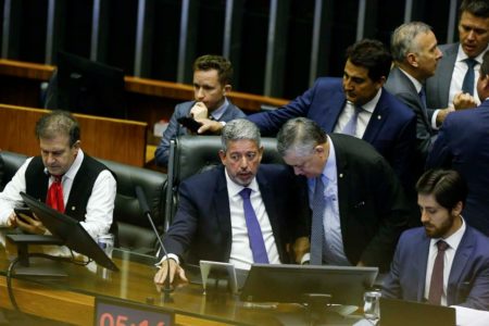 Foto colorida mostra o atual presidente da Câmara dos Deputados, Arthur Lira (PP-AL), no plenário - Metrópoles