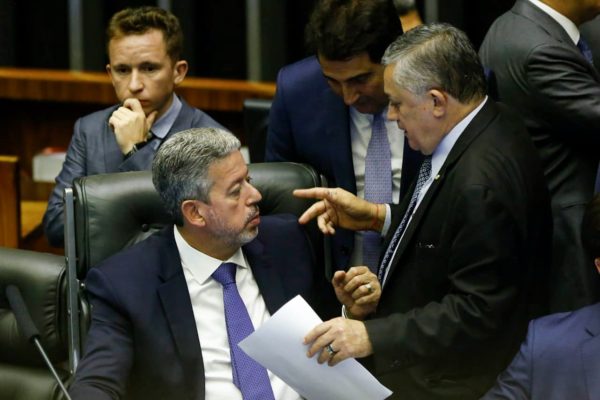 Foto colorida mostra os deputados federais Arthur Lira e José Guimarães conversando no plenário da Câmara dos Deputados - Metrópoles