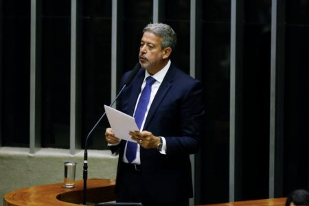 Foto colorida mostra deputado federal Arthur Lira discursando na tribuna da Câmara dos Deputados - Metrópoles