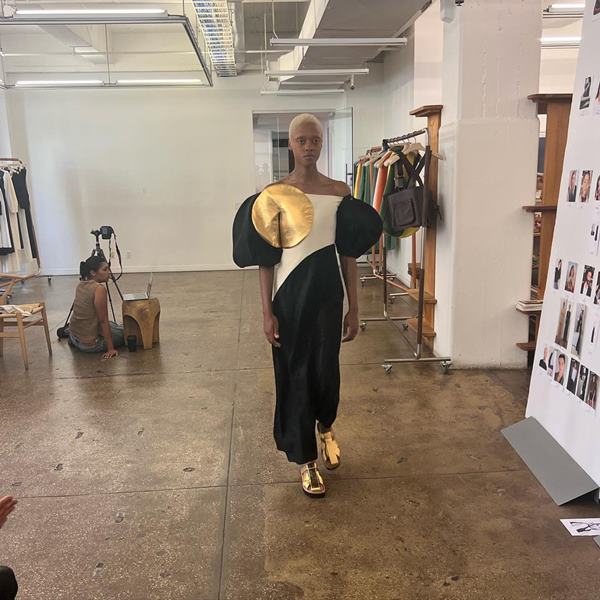 Modelo com roupas e recortes em sala de desfile - Metrópoles