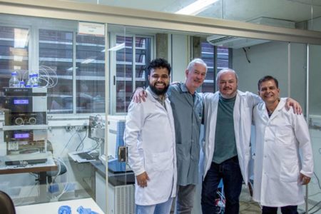 Imagem colorida mostra os quatro pesquisadores em laboratório da UnB - Metrópoles