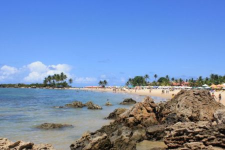 praia com pedras