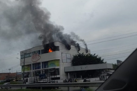 Fotografia colorida de clube de tiro atingido por incêndio em Santa Catarina