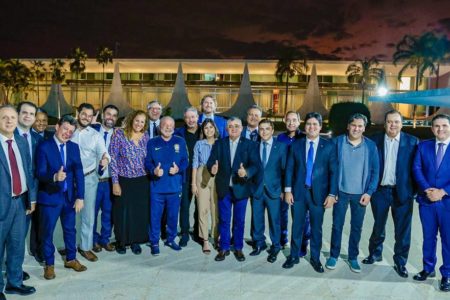 Foto colorida mostra o presidente Lula e vários deputados federais, entre eles componentes do chamado centrão - Metrópoles