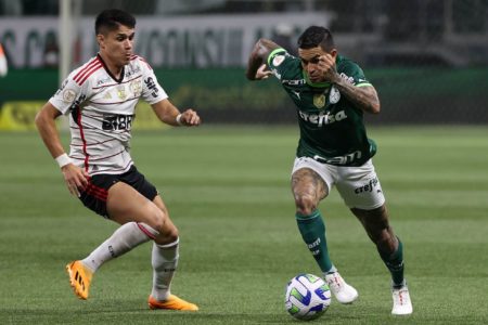 imagem colorida de jogadores de futebol disputando a bola