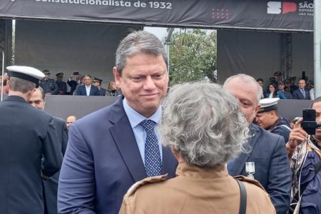 Imagem colorida mostra Tarcísio de Freitas, governador de São Paulo, participa de homenagem à Revolução Constitucionalista de 1932 - Metrópoles