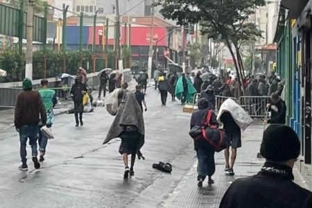 Usuários de drogas em rua na região da Cracolândia - Metrópoles