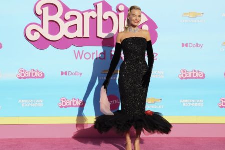 Na imagem com cor, Margot Robbie em tapete rosa na estréia de Barbie - Metrópoles