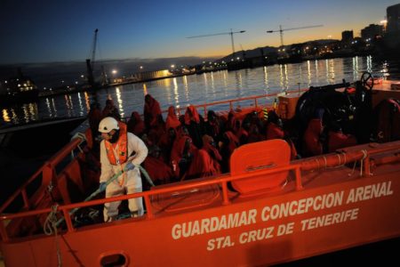 Imagem colorida de arquivo da Guarda Costeira da Espanha em Tenerife - Metrópoles