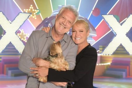 Foto colorida de Xuxa e Pedro Bial. Ela está de blusa de manga comprida preta, é branca e tem o cabelo branco. Pedro Bial está de camisa clara, é branco e tem o cabelo branco - Metrópoles