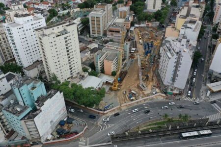 Foto colorida com imagem aérea das obras da futura estação 14 bis da linha 6 laranja do metrô de são paulo - metrópoles