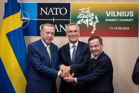 Foto colorida do momento do aperto de mãos entre o primeiro-ministro da Suécia, Ulf Kristersson, o presidente da Turquia e o secretário-geral da Otan, Jens Stoltenberg - Metrópoles