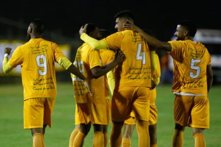 Jogadores do Brasiliense se abraçam após gol marcado - Metrópoles