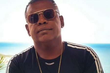 MC Marcinho de óculos escuros e cordão de ouro - Metrópoles