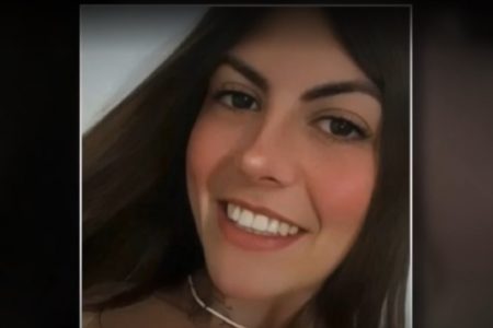 Imagem colorida mostra o rosto da torcedora do Palmeiras Gabriela Anelli Marchiano, morta após briga de torcidas em SP. Ela é mulher branca, de cabelos escuros, olhos na cor preta e está sorrindo - Metrópoles