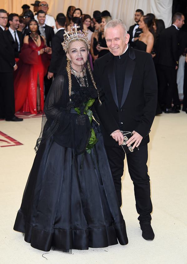 Dupla veste preto em tapete vermelho - Metrópoles
