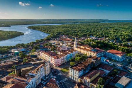 Fotografia colorida de prédios no Centro Histórico de João Pessoa