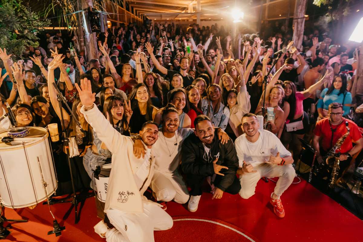 Fotografia colorida mostrando o grupo Doze Por Oito-Metrópoles