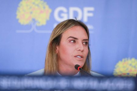 Mulher loira fala ao microfone do GDF - Metrópoles