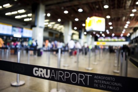 Em foto colorida saguão do Aeroporto de Guarulhos - Metrópoles