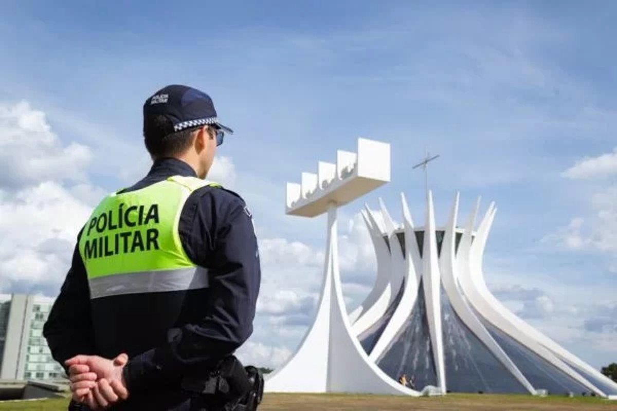 Imagem colorida mostra policial militar do DF - Metrópoles