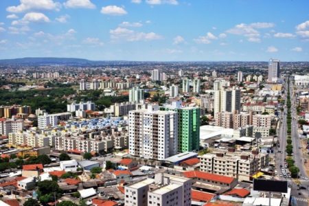 Imagem colorida e aérea do município de Aparecida de Goiânia mostra vários prédios e céu azul com nuvens brancas - Metrópoles