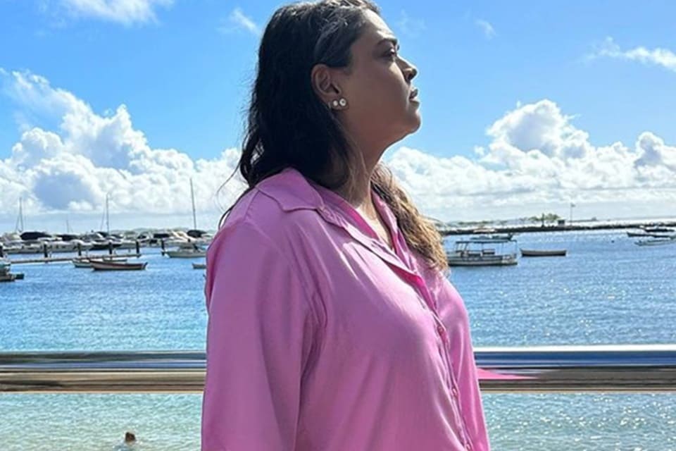 Foto colorida de Preta Gil com blusa rosa de perfil - Metrópoles