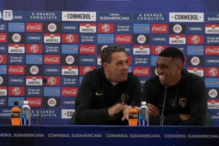 Técnico Vanderlei Luxemburgo e atacante Felipe em entrevista coletiva no Corinthians - Metrópoles