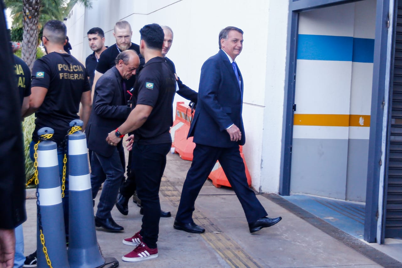 Foto colorida mostra o ex-presidente Jair Bolsonaro chegando para depoimento na Polícia Federal - Metrópoles