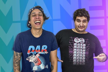 Foto de Neto Lyra e Guilherme Yuri, do Maneirando, lado a lado, com fundo azul e lilás - Metrópoles