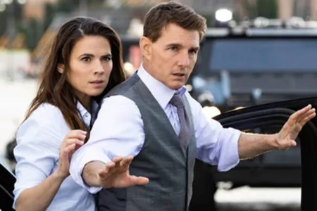 Imagem colorida de Tom Cruise ao lado de Hayley Atwell no filme Missão Impossível 7: Acerto de Contas Parte 1 - Metrópoles