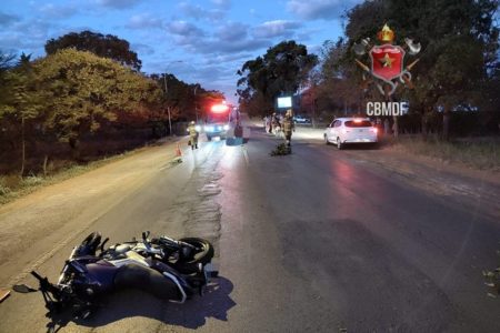 Motocicleta após acidente, carros e bombeiros - Metrópoles