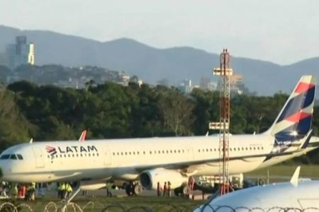 imagem colorida de avião parado em pista de pouso - Metrópoles