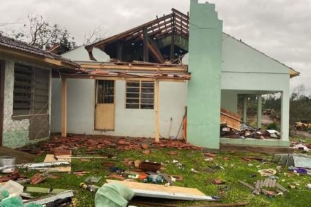 Imagem colorida de casa destelhada e destruída após ciclone no Rio Grande do Sul - Metrópoles