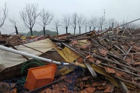 Imagem colorida de destruição após ciclone no Rio Grande do Sul, com chuva e tempestades - Metrópoles