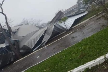 Imagem colorida de telhado de imóvel destruído após ciclone no Rio Grande do Sul - Metrópoles