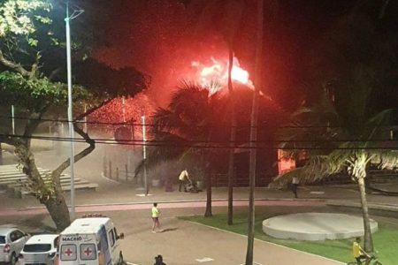 imagem colorida de incêndio que destruiu barraca de Maceió - Metrópoles