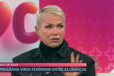 Xuxa Meneghel no Mais Você da Ana Maria vestindo blusa de frio preta - Metrópoles