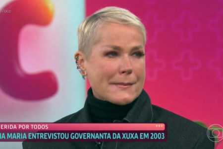 Xuxa Meneghel durante participação no Mais Você, chorando, usando blusa preta