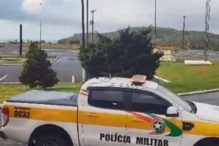 Imagem mostra viatura da Polícia Militar com árvores ao fundo