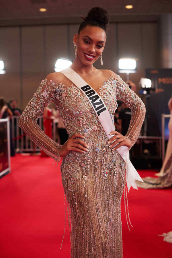 Na imagem com cor, a Miss Raissa Santana em um vestido prata no palco do coc