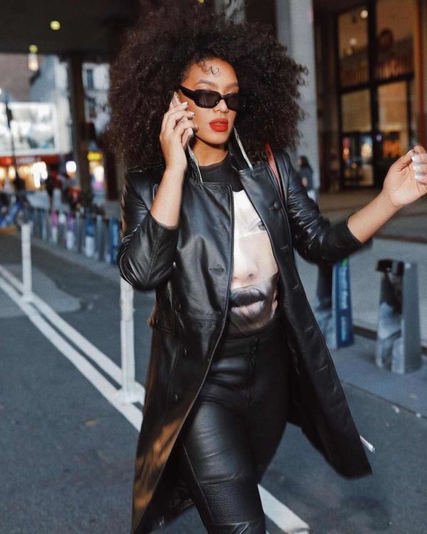 Na imagem com cor, uma mulher negra usando um conjunto de alfaiataria de couro preto - Metrópoles